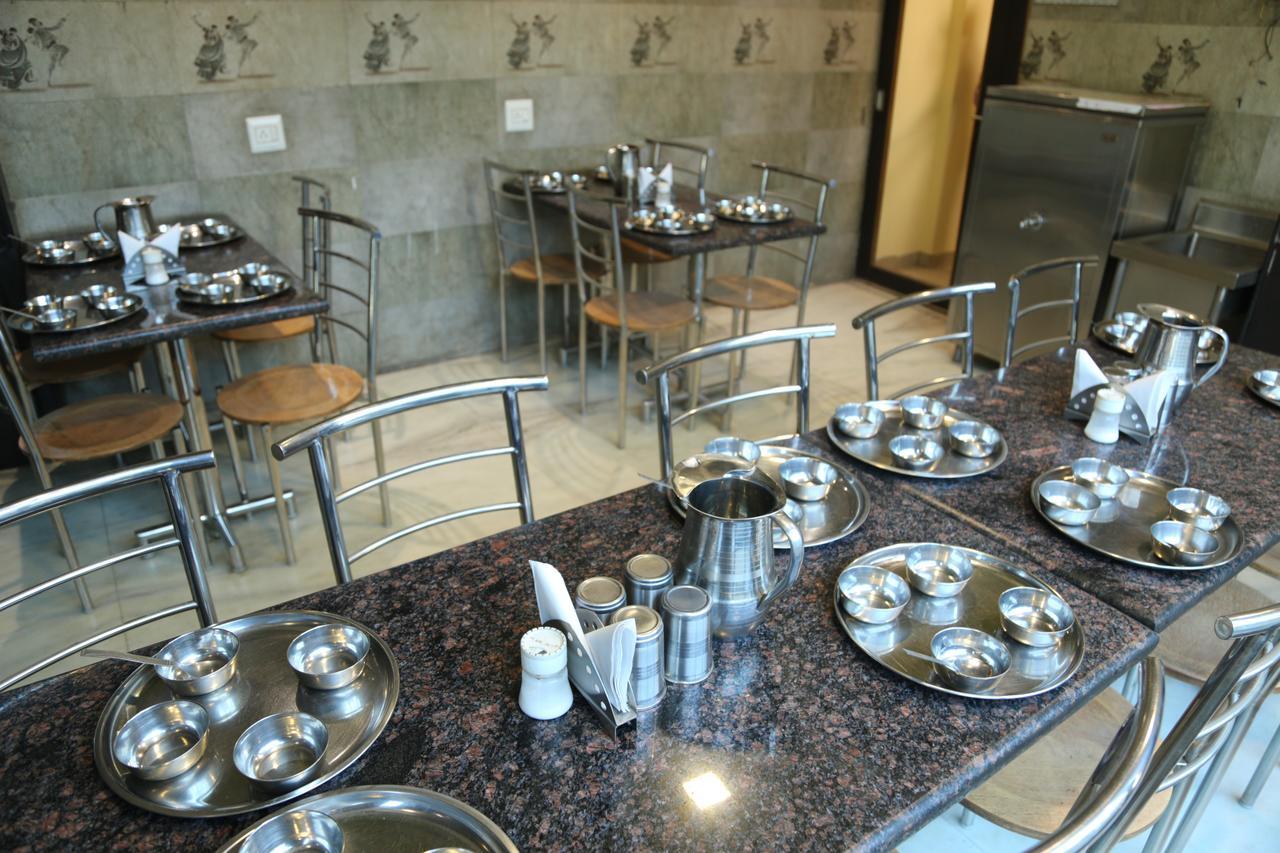 Hotel Heena Plaza Ābu Road 外观 照片